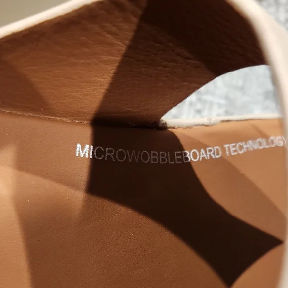 NWOB- Women's Fitflop SHUV Leather Upper Cream Sandals With Adjust. Strap Size 7 - Picture 3 of 8